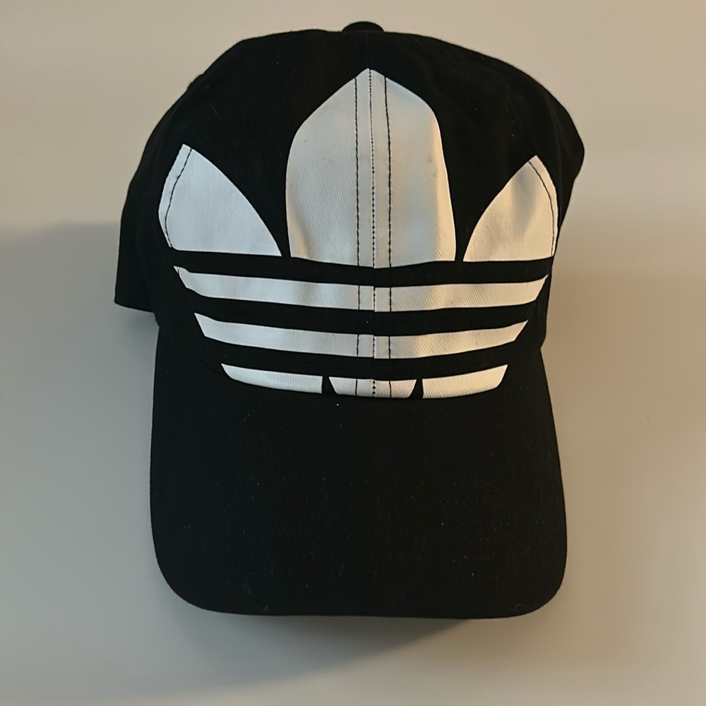 Adjustable back Adidas hat 🧢